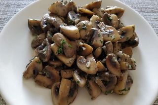 Sote de ciuperci cu mărar și usturoi