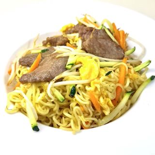 262 RAMEN SALTATO CON MANZO E VERDURE 