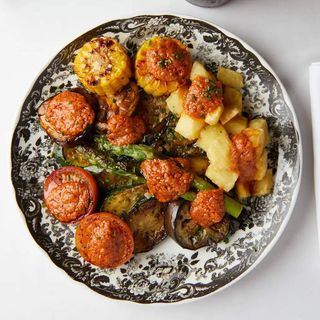 Parrillada de verduras con salsa de romesco