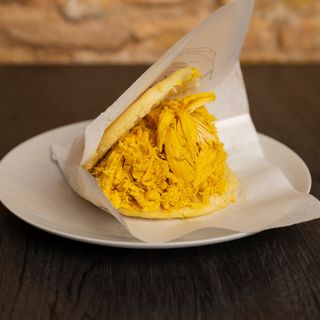 Arepa de pollo mechado