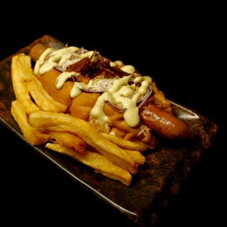 Hot Dog Bratwurst Currywurst & Patatas al estilo belga