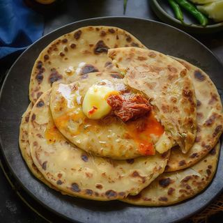 ALOO PARATHA : pan relleno de PATATAS y CEBOLLA con especially