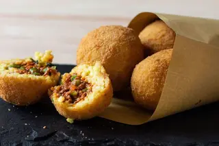 Arancina al ragù e piselli