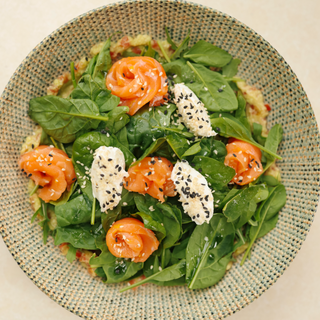 Салат з слабосоленим лососем та гуакамоле (200г)