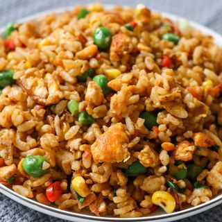 Arroz frito con salsa de soja 
