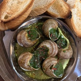 Равлики з часником та песто з кропиви