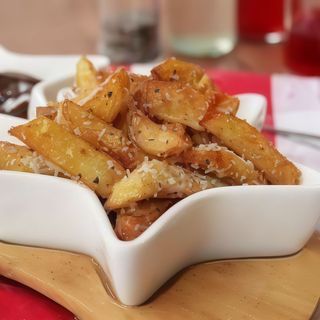 PATATAS RUSTICA CON CREMA DE QUESO CHEDDAR Y BACON CRUJIENTE