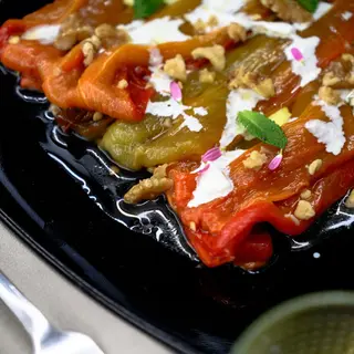 Carpaccio di peperoni, stracciatella e noci