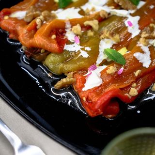 Carpaccio di peperoni, stracciatella e noci