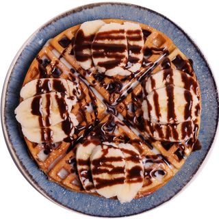 Бельгійські вафлі з згущеним молоком, шоколадом та бананом