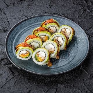 ШЕФ Рол в авокадо з вугрем, ніжною креветкою та манго, приграшений червоною ікрою