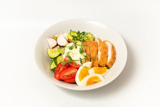 Салат с курицей и трюфельным Айоли