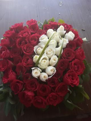 Arrangement En Cœur Avec 43 Roses Rouges Et Blanches