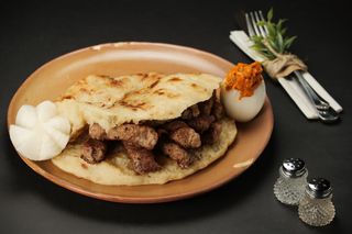 Ćevapi u somunu s lukom