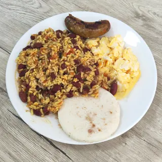 Calentao+chorizo+arepa de maíz trillado+huevos