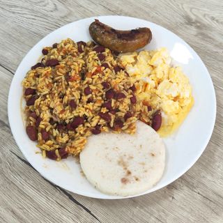 Calentao+chorizo+arepa de maíz trillado+huevos