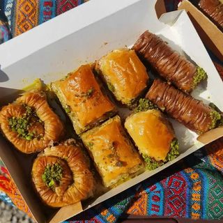 Сет из пахлавы с грецким орехом и фисташками средняя упаковка