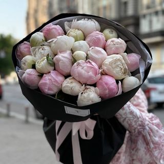 Мікс білих та рожевих півоній