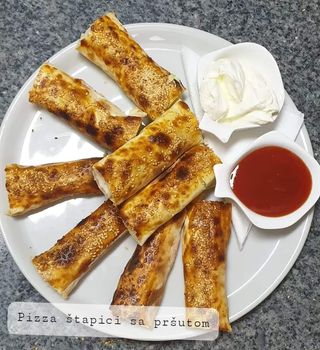 Pizza štapići sa pilećom šunkom +Sok