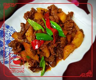 F14 საქონლის ხორცი კარტოფილით, სუნელებიან პიკანტურ ჩილის საწებელში