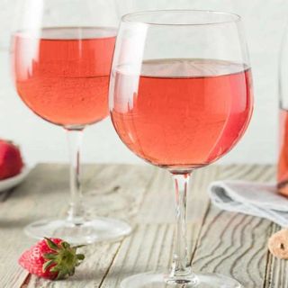 Botella de vino rosado de la casa
