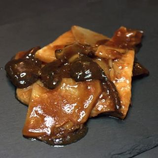 Bambú con setas chinas