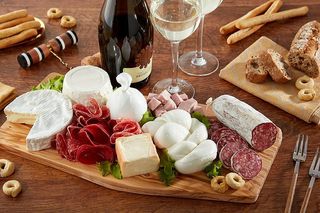 Tagliere di salumi con mozzarella