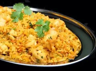 126 Пържен ориз с пилешко и къри