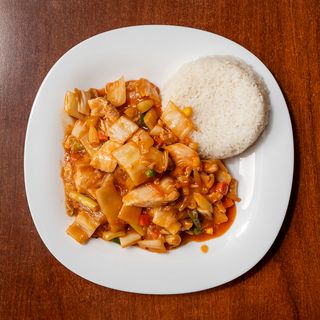 Kurczak chrupiący w sosie słodko-kwaśnym z warzywami