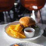 Бургер с котлетой из мраморной говядины и пастрами