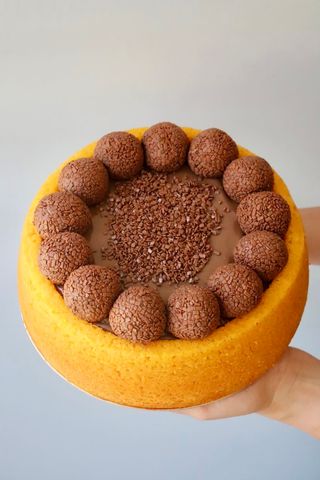 Bolo de Cenoura Decorado com Brigadeiros
