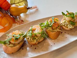 Bruschete cu crema de avocado si creveti