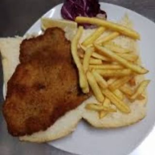 Panino con cotoletta di vitello e patatine