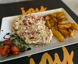 Piletina u mocarela - paprika - badem sosu