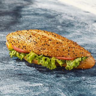 სენდვიჩი  შებოლილი ძეხვით