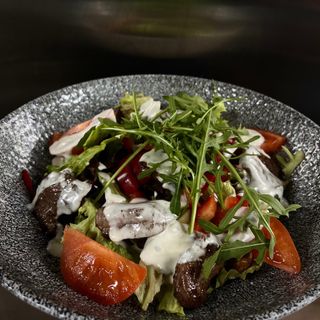 Теплий салат з молодої телятини (210г)