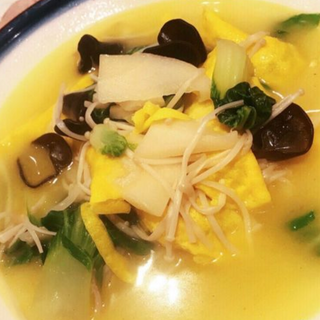 Ravioli all'impasto d'uovo con carne di maiale con le verdure miste in brodino