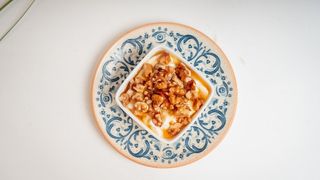 Crema di yogurt greco, miele e noci