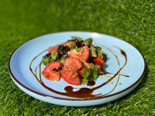 Салат с хрустящими баклажанами и креветками