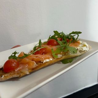 Tosta De Jamón Ibérico Con Tomate Y Rúcula