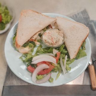 SANDWICHES CON POLLO Y ENSALADA / CHICKEN SALAD