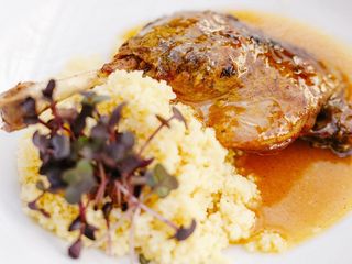 Качина ніжка конфі з кус-кус та ягідним соусом 300г