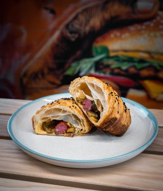 Листкова булочка з сосискою та маринованими огірочками