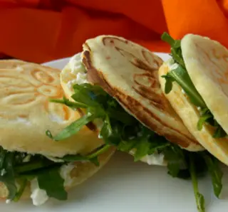 Tigelle con stracchino e rucola