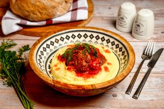 Chifteluțe cu sos roșu și piure