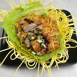 Tallarines Con Pato Crujiente