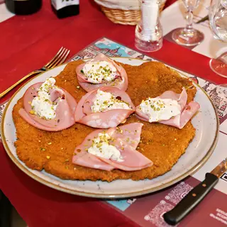 Con mortadella, granella di pistacchio e stracciatella