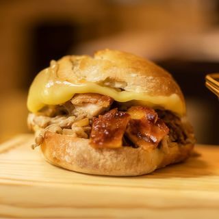 Sandes de Leitão com Queijo