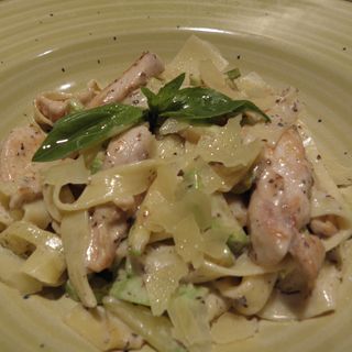 Прясна паста с пилешко месо и трюфел (400г)