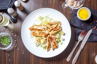 Salata Caesar cu piept de pui